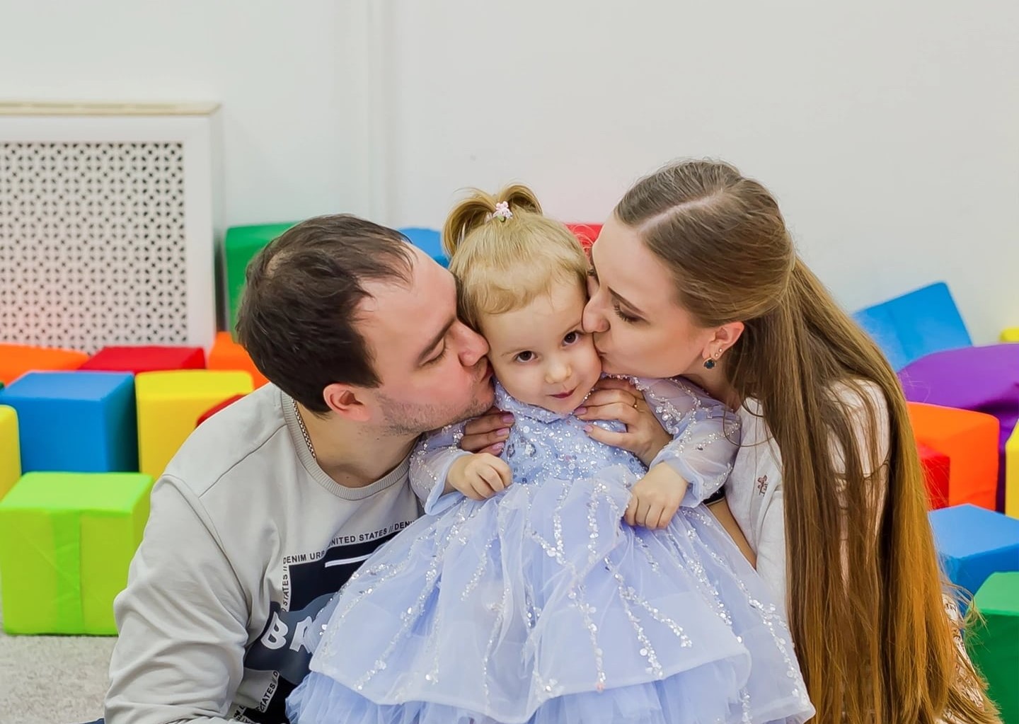 Аниматор в костюме и довольные праздником родители с детьми смеются и машут